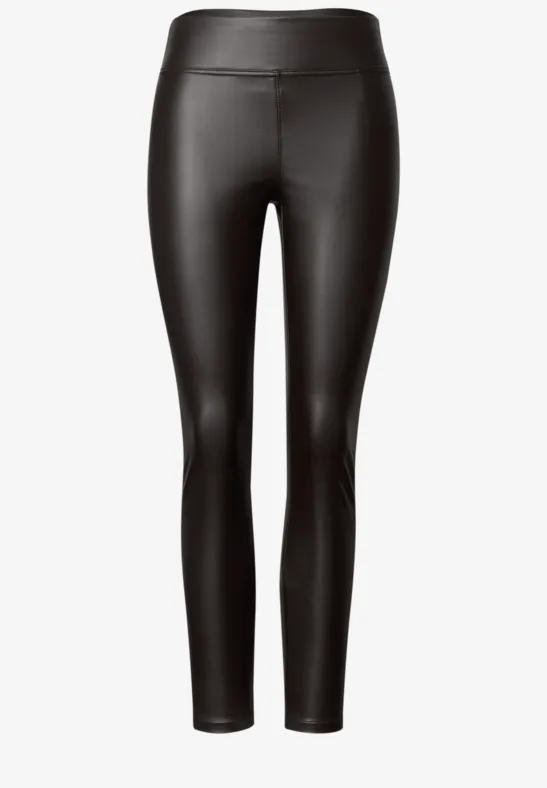 Schwarze, figurbetonte Leggings aus glänzendem Kunstleder.