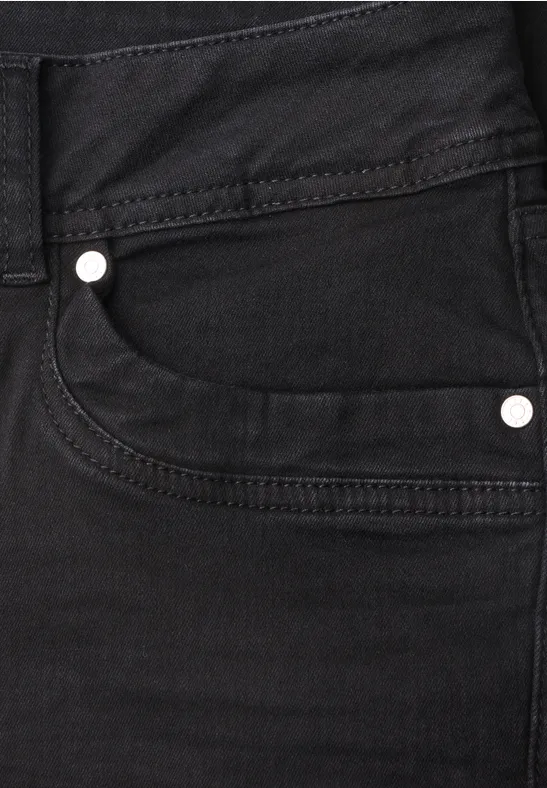 Schwarzer Jeans-Vordertaschenbereich mit Nahtdetails und Metallnieten.