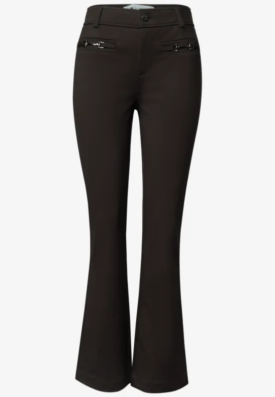 Zwarte bootcutbroek met ritszakken en slanke taille.