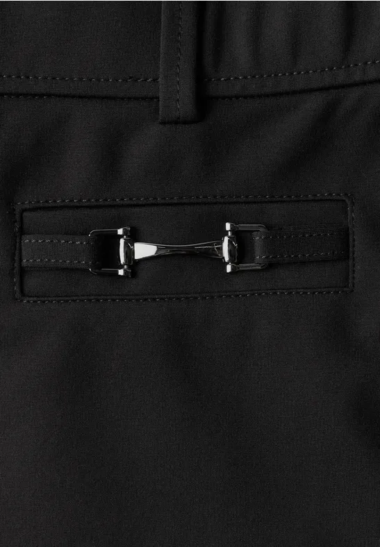 Schwarzes Kleidungsdetail mit seitlichem Riemen und silberner Metall-Schnalle