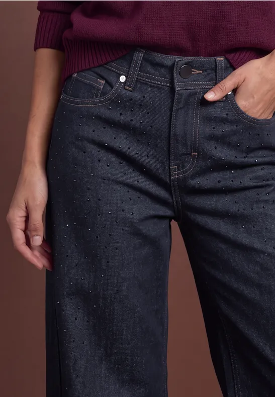 Dunkelblaue Jeans mit funkelnden Punkten, gerade geschnitten, hoher Bund, Hand in Tasche