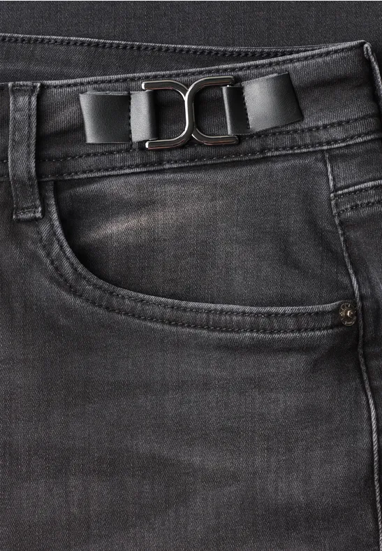 Schwarze Jeans mit silbernem D-Ring-Gürteldetail an der Gürtelschlaufe