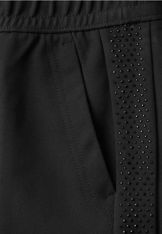 Zwarte broek met zijzak en studs langs de zijkant