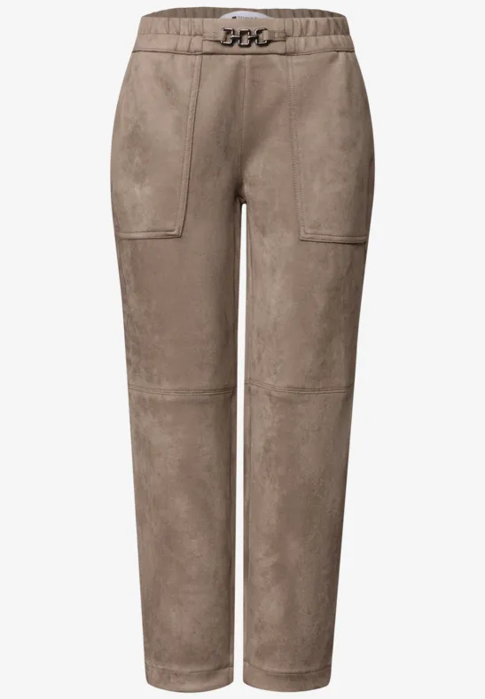 Elegante, braune Hose in Wildlederoptik mit hohem Bund und aufgesetzten Taschen.