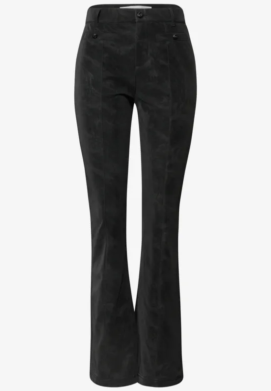 Schwarze, hoch taillierte Cordhose mit ausgestellten Beinen und Knopfverschluss.