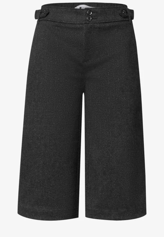 Culotte noire mi-longue, taille haute et jambes larges avec détails à la taille.