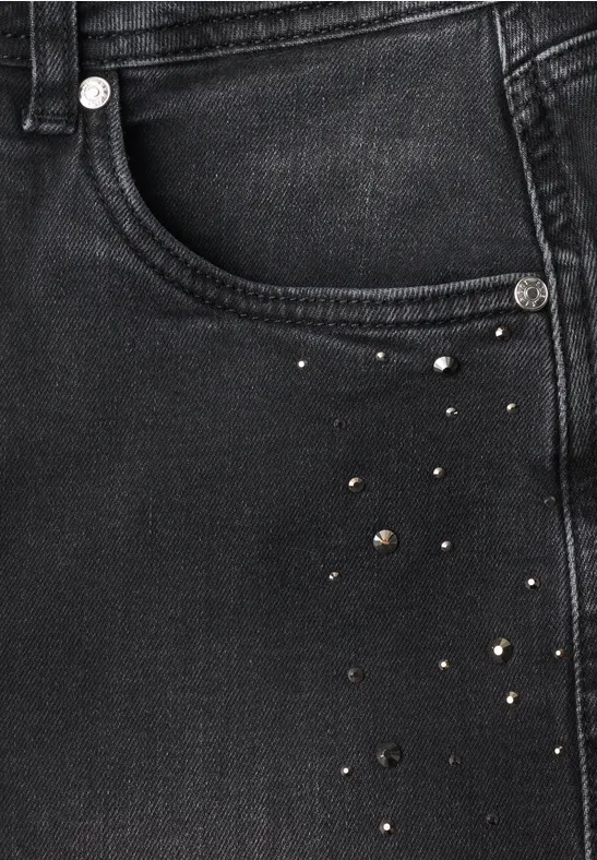 Schwarzblauer Jeansstoff mit Vordertasche, verziert mit kleinen goldenen Nieten.