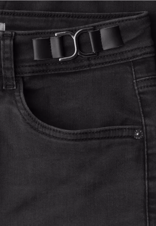 Schwarze Jeans mit sichtbarer Vorderhosentasche und dekorativem Metallverschlussdetail.