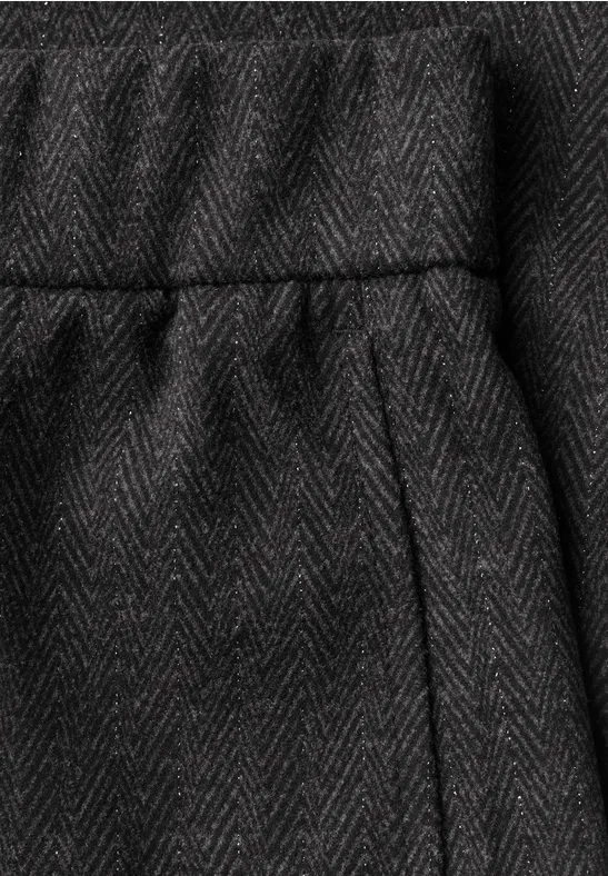 Gros plan sur un tissu chevron gris foncé avec ceinture élastique