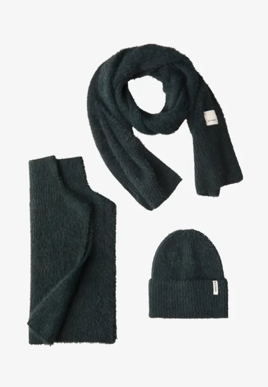Bonnet en fil de plumes juniper green mel.