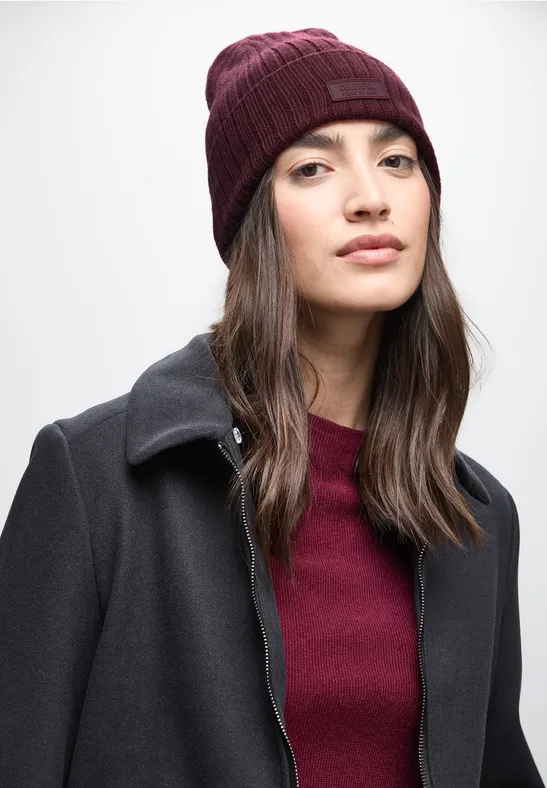 Bonnet en tricot côtelé wildberry red