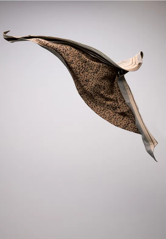 Dreieckstuch mit Leo-Muster Cinnamon Brown