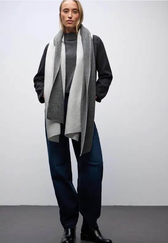 Tweekleurige geplooide sjaal gravel grey mel.