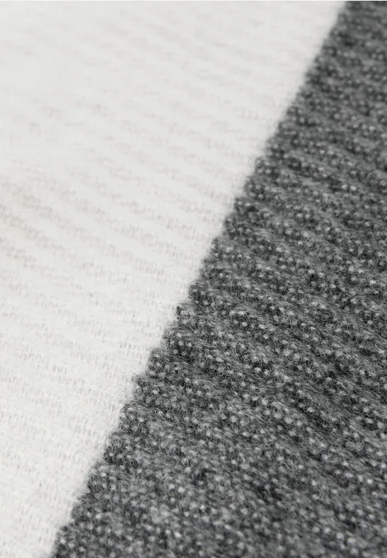 Tweekleurige geplooide sjaal gravel grey mel.