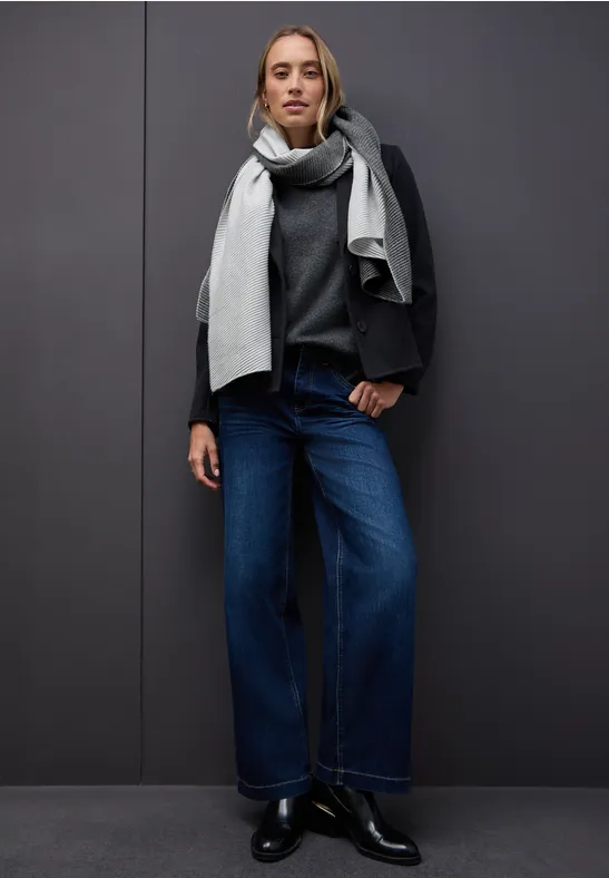 Tweekleurige geplooide sjaal gravel grey mel.