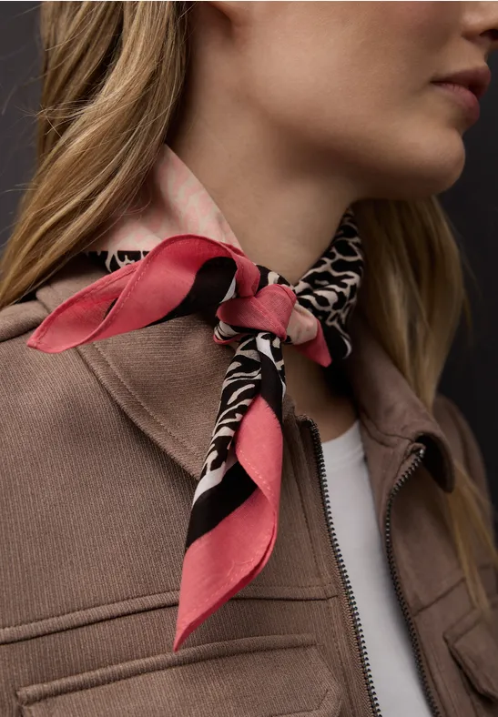 Leo-Bandana striking coral