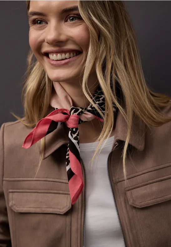 Leo-Bandana striking coral