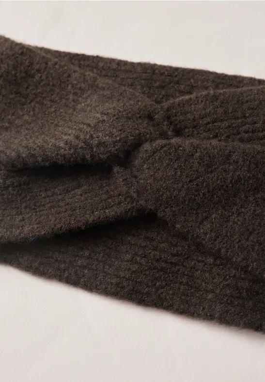 Fijngebreide hoofdband in effen kleur auburn brown mel.
