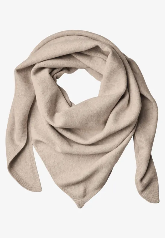 Trójkątny szal z cienkiej dzianiny w jednolitym kolorze Soft Sand Mel.