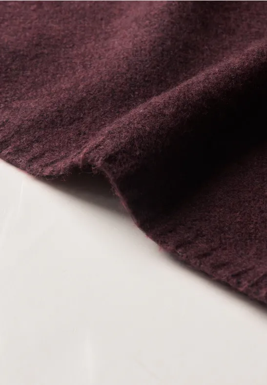 Écharpe triangulaire en maille fine, couleur unie rustic rouge mel.