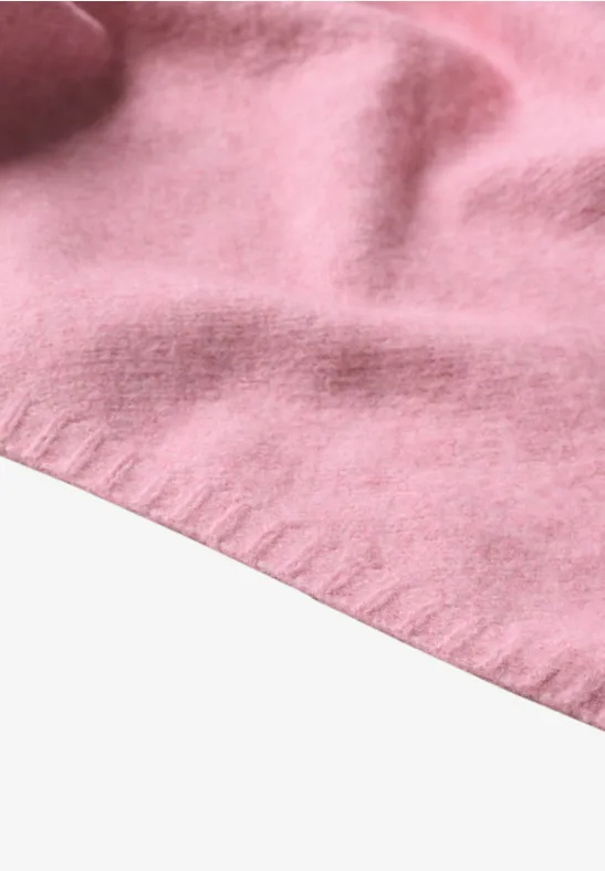 Fijn gebreide driehoekige sjaal in effen kleur vintage blush mel.