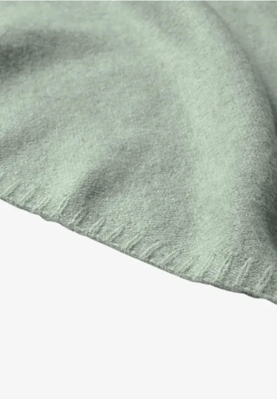 Trójkątny szal z cienkiej dzianiny w jednolitym kolorze eucalyptus green mel.