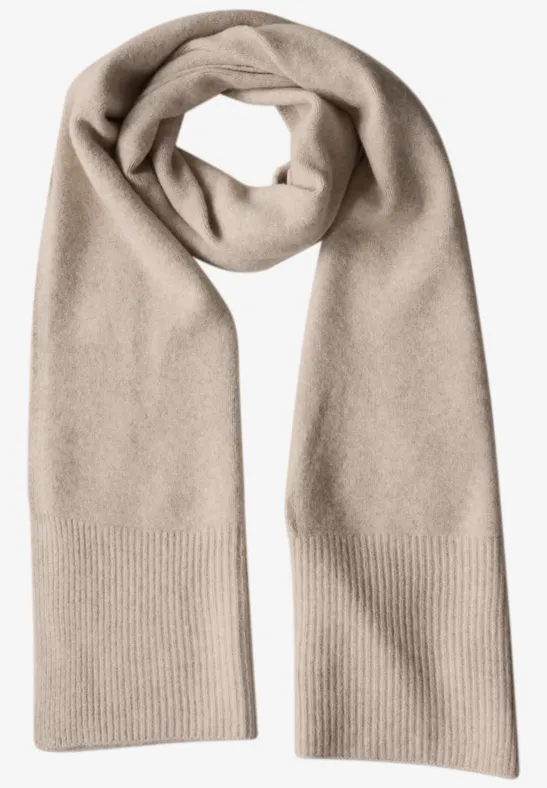 Longue écharpe en maille fine, couleur unie Soft Sand Mel.
