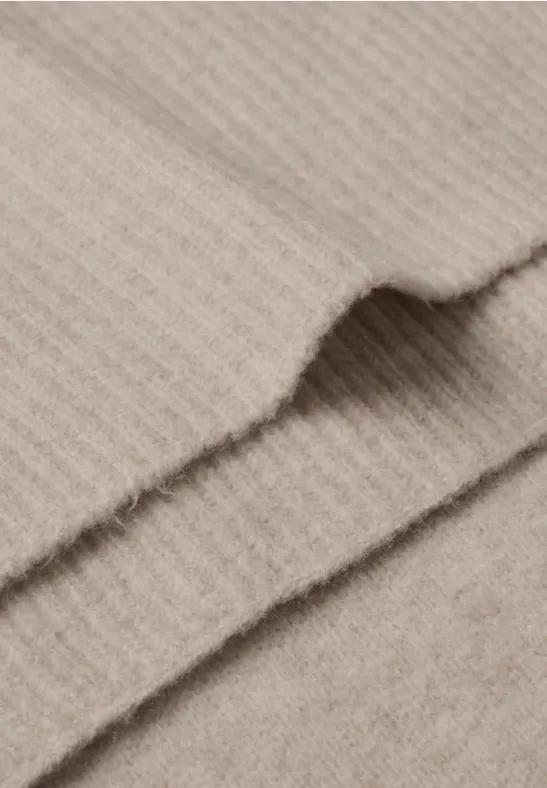 Longue écharpe en maille fine, couleur unie Soft Sand Mel.
