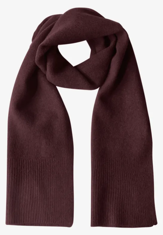 Longue écharpe en maille fine, couleur unie rustic rouge mel.