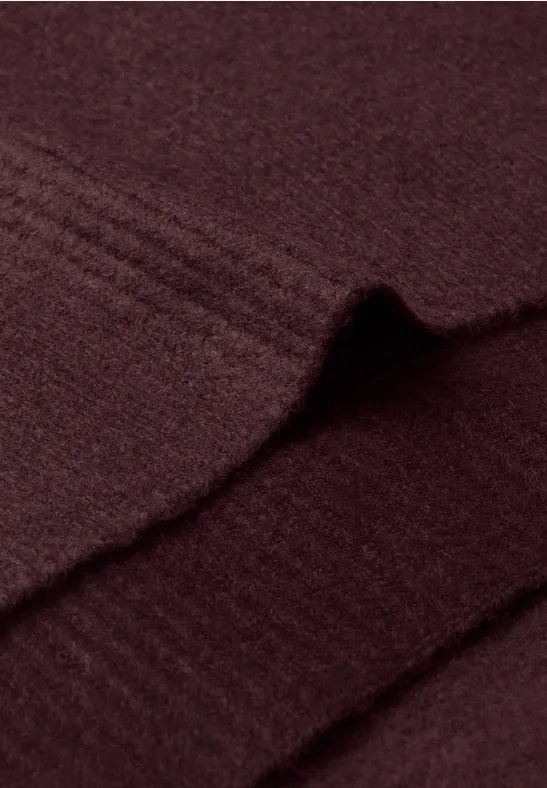 Longue écharpe en maille fine, couleur unie rustic rouge mel.