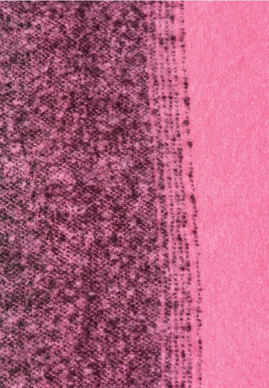 Linke Seite mit schwarzer, körniger Struktur; rechter Bereich einfarbiges Pink, abstrakt.