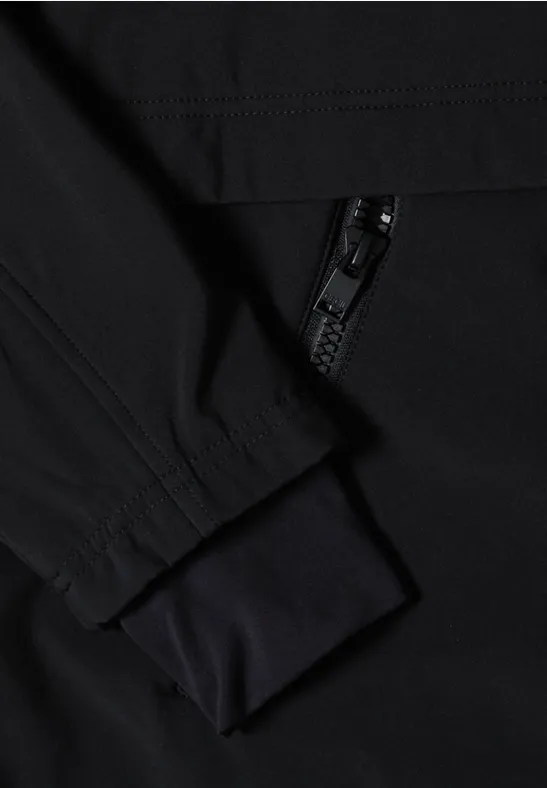 Manche de veste noire avec poche zippée et pare-poignet intérieur intégré.