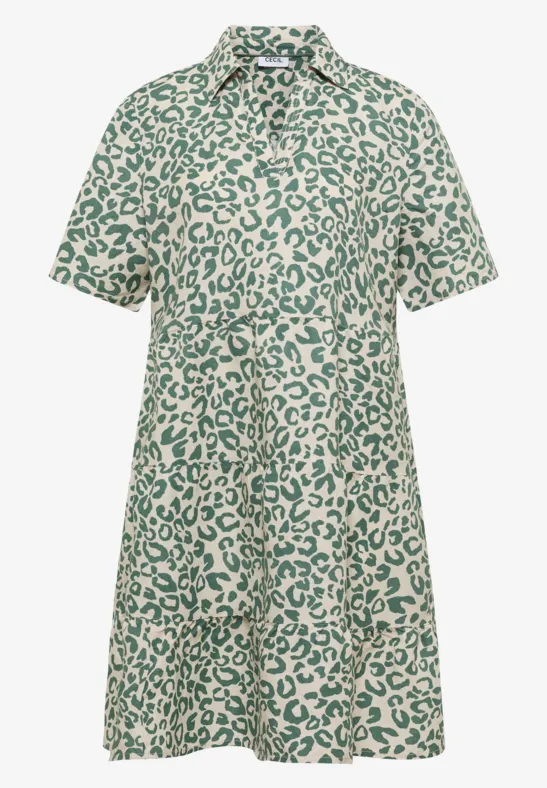 Kurzärmeliges Hemdblusenkleid mit grünem Leopardenmuster auf cremeweißem Stoff.