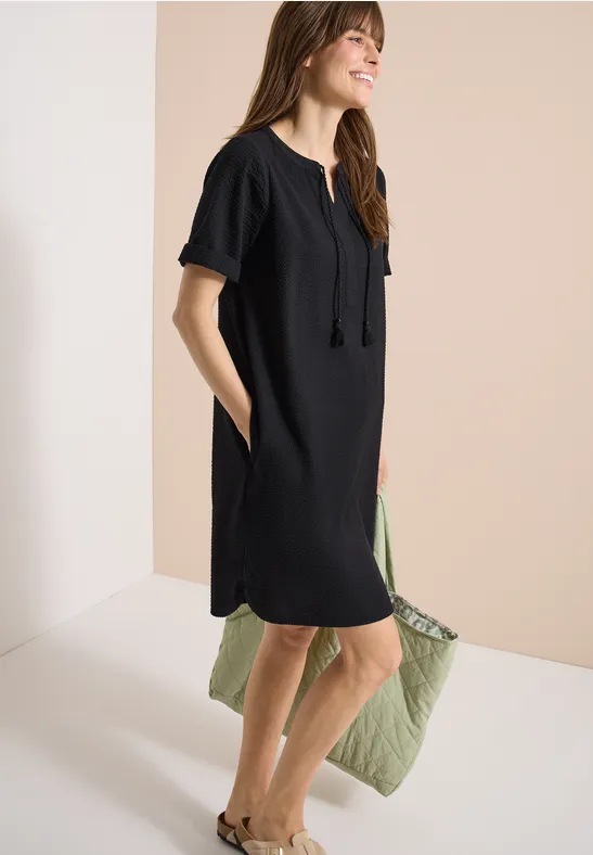 Knielanges Kleid in Seersuckerqualität Black