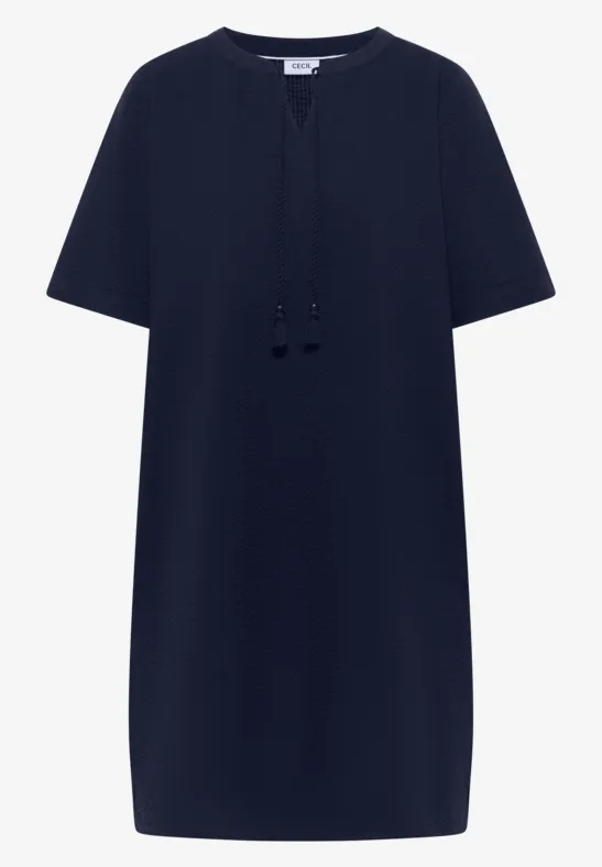Kurzes, schlichtes dunkelblaues Kleid mit kurzen Ärmeln und Schluppe am Rundhalsausschnitt.