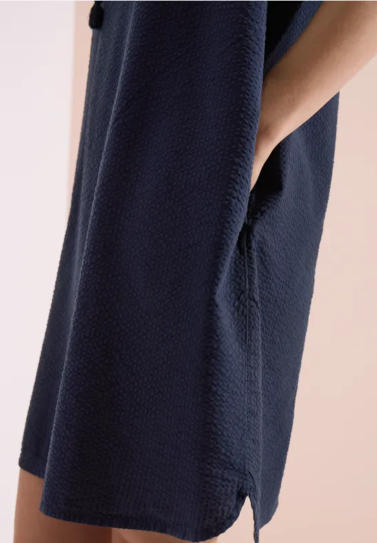 Dunkelblaues, texturiertes Kleid mit Eingrifftasche und seitlichem Saumschlitz