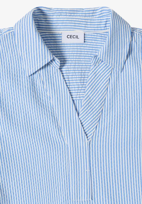 Ein hellblau-weiß gestreiftes Hemd mit Kragen, leger gefaltet.