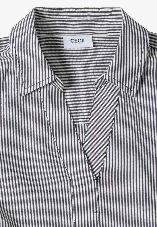 Leichte Bluse mit schmalen schwarzen und weißen Streifen und klassischem Kragen.