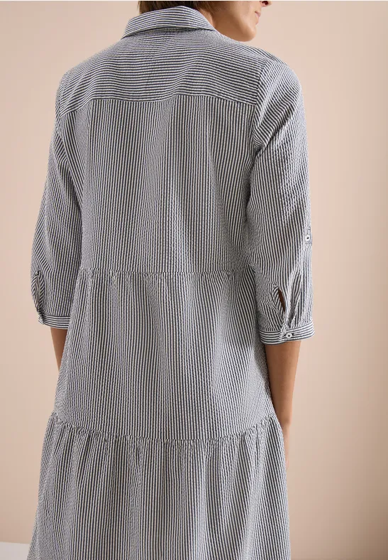 Rückenansicht eines taillierten, hellgemusterten Hemdkleides mit Kragen und 3/4-Ärmeln