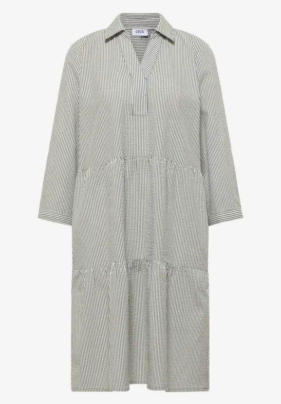 Locker geschnittenes, gestreiftes Midi-Kleid mit V-Kragen und 3/4-Ärmeln.