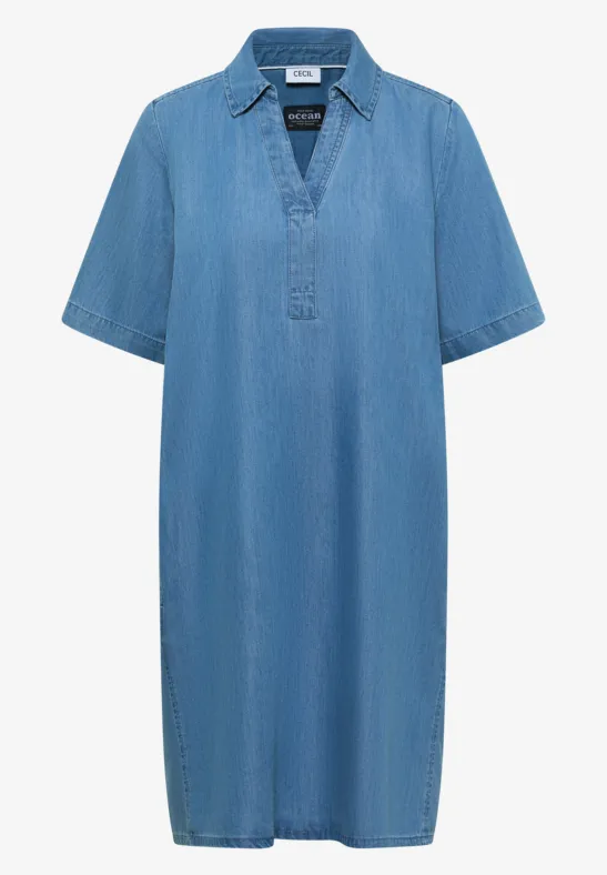 Robe en jean bleu clair à manches courtes, col chemise et coupe décontractée.