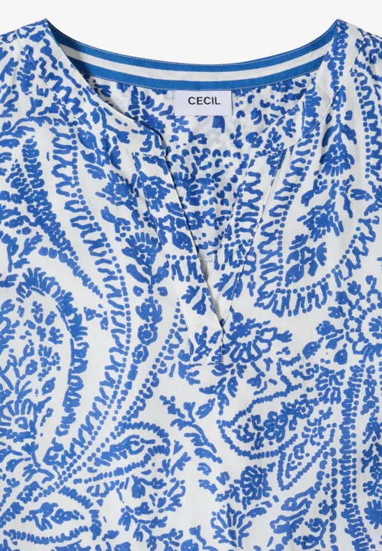 Weißes T-Shirt mit blauem Paisley-Print und kurzen Ärmeln.