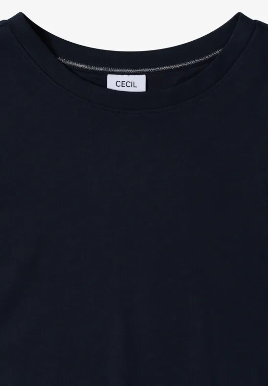 Schwarzes Rundhalsshirt mit dezentem Label im Nacken.