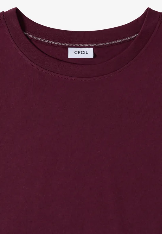 T-shirt bordeaux photographié de face, col rond, étiquette 'CECIL' visible à l’arrière du col.