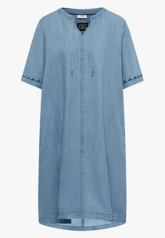 Robe en jean légère jusqu’au genou, manches courtes, encolure en V et détails à franges.