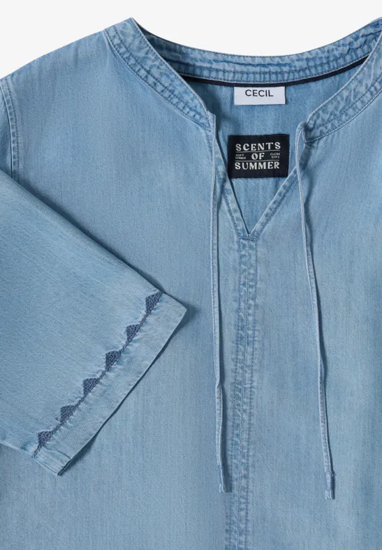 Blouse en jean clair à encolure V, manches 3/4 et cordon décoratif à nouer