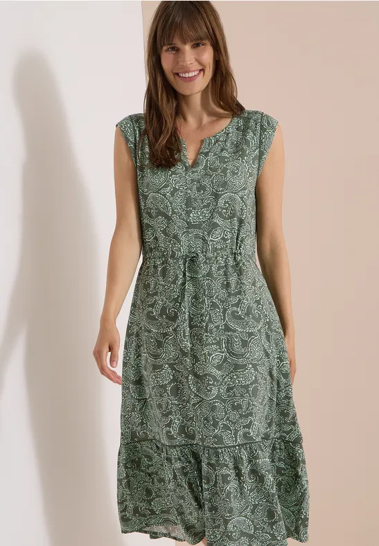 Ein grünes, gemustertes Midikleid mit V-Ausschnitt, kurzen Ärmeln und Taillengürtel.
