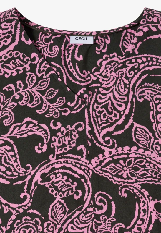 Schwarze Bluse mit kontrastierendem rosa Paisley-Muster und V-Ausschnitt.