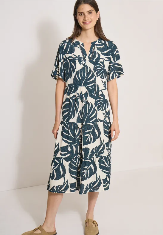 Damen-Midikleid mit weißem Grund und großem dunkelblauem Blattmuster, V-Ausschnitt und kurzen Ärmeln.