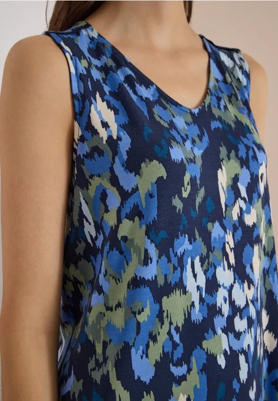 Ärmellose Bluse mit V-Ausschnitt und abstraktem Muster in Blau-, Grün- und Weißtönen.